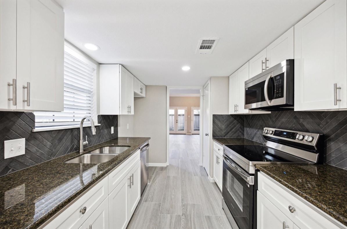 upgraded kitchen in townhome for sale in Houston