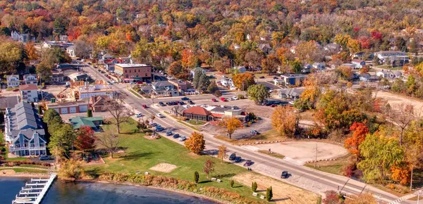 Fontana vs. Williams Bay: Which Small Town Has the Best Lake Life?,Kim & Joel Reyenga