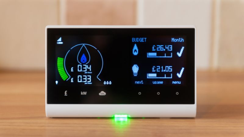 Smart thermostat display with energy savings highlighted