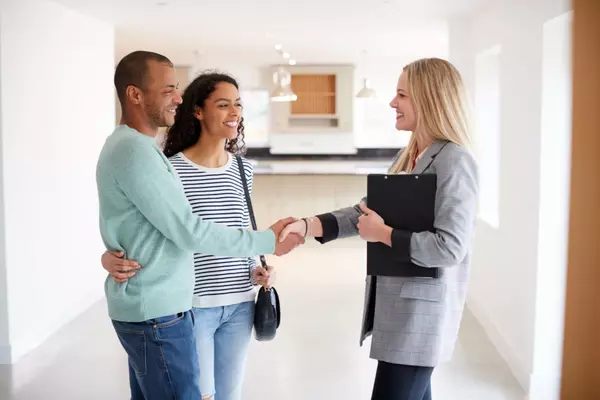 How To Successfully Sell Your Home and Buy a New One Simultaneously 