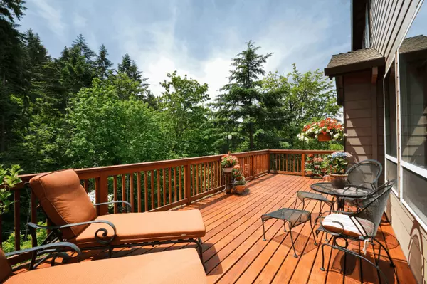 The Ultimate Guide to Deck Maintenance: Do’s and Don’ts for a Long-Lasting Outdoor Space,Khoa Le