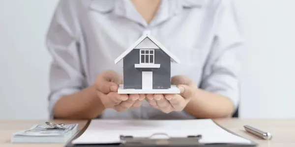 ¿Cuáles son los gastos asociados a la compra de una casa?,Martha Lopez