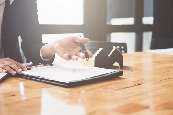 Estate agent need to sign agreement with his customer for rental house