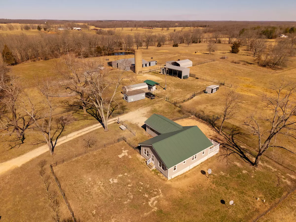 Farmhouse and Land for Sale in Howell County1