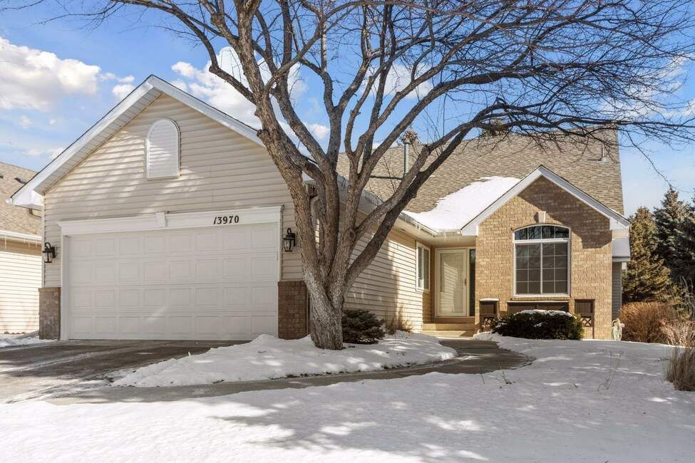 Signing closing documents for a cash home offer