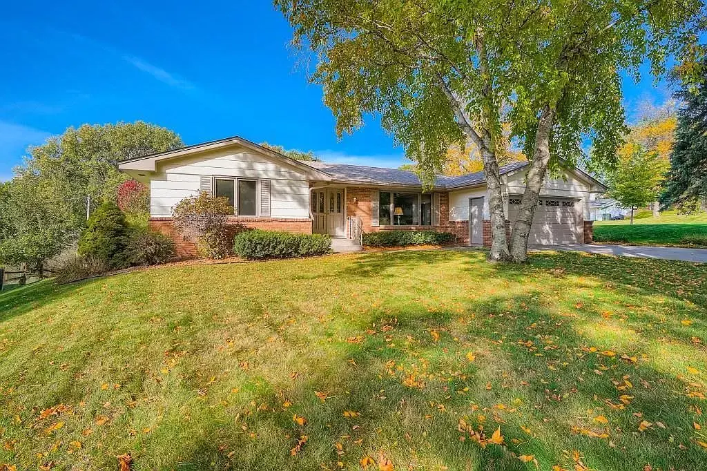 13100 Lakeview Dr, Burnsville, MN 55337