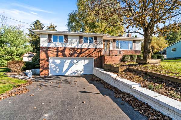 911 Charles Dr, New Castle, PA 16101