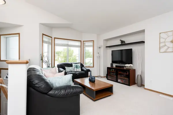 91 Heartstone Dr, Winnipeg, MB R2C 3Z7