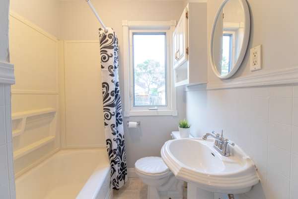 293 Hartford Ave, Winnipeg, MB R2V 0W2