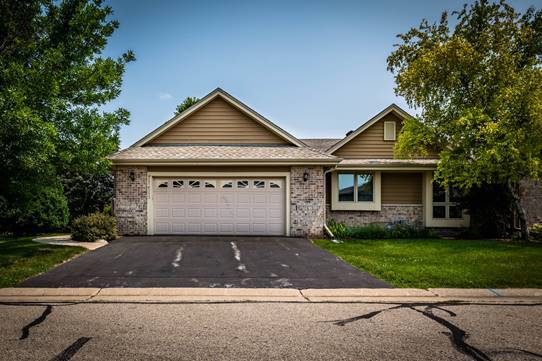 W242N2362 Deer Park Dr, Pewaukee, WI 53072