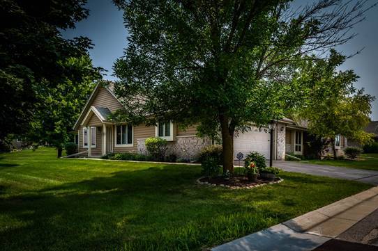 W242N2362 Deer Park Dr, Pewaukee, WI 53072