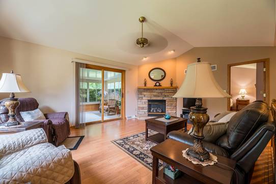 W242N2362 Deer Park Dr, Pewaukee, WI 53072