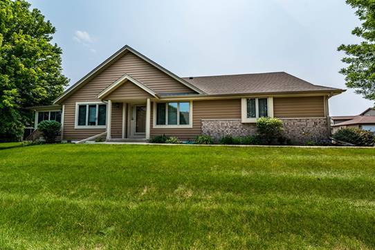 W242N2362 Deer Park Dr, Pewaukee, WI 53072