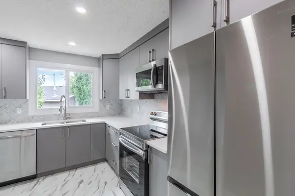 208 Huntstrom Bay NE, Calgary, AB T2K 5W6