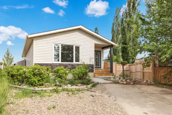 208 Huntstrom Bay NE, Calgary, AB T2K 5W6