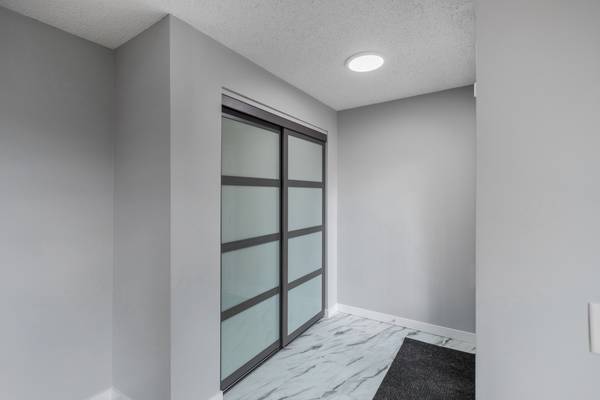 208 Huntstrom Bay NE, Calgary, AB T2K 5W6