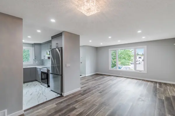 208 Huntstrom Bay NE, Calgary, AB T2K 5W6