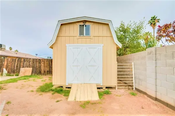 6959 W Solano Dr S, Glendale, AZ 85303
