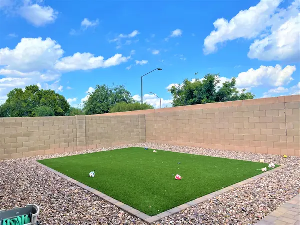 877 S Honeysuckle Ln, Gilbert, AZ 85296