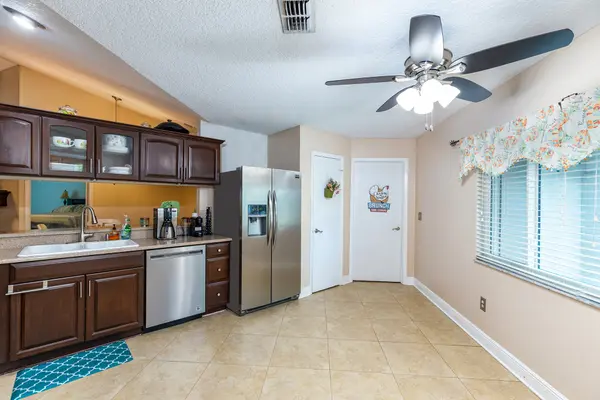 16606 Round Oak Dr, Tampa, FL 33618