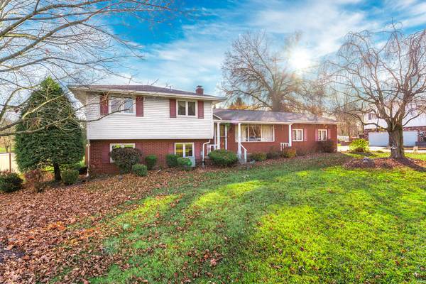 1211 Blue Sky Dr, New Castle, PA 16105