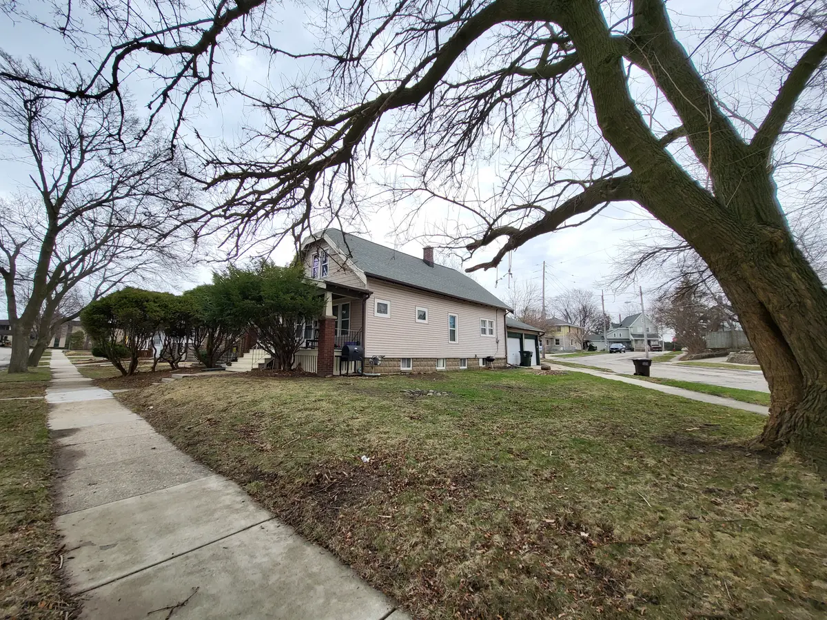 2229 E Eden Pl, St Francis, WI 53235