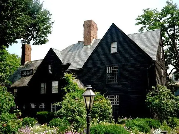 7 Gables Cir, Salem, MA 01970