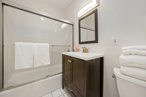 4143 N Sheridan Rd #2W, Chicago, IL 60613