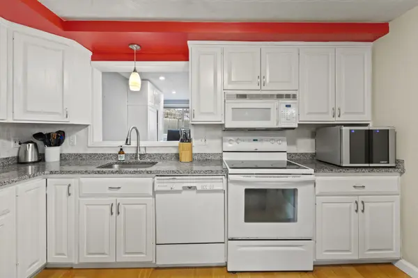 28 Lohnes Rd, Framingham, MA 01701