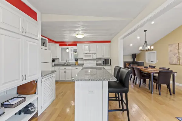 28 Lohnes Rd, Framingham, MA 01701