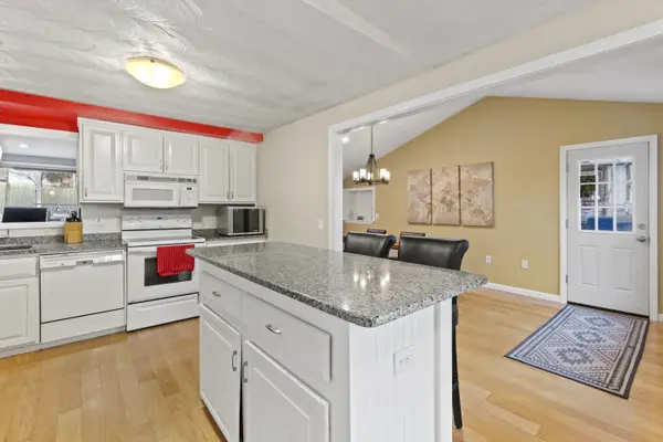 28 Lohnes Rd, Framingham, MA 01701