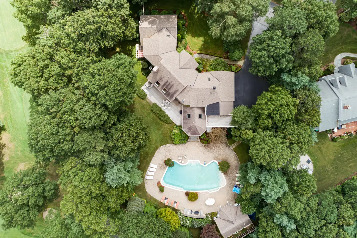 9 Wintergreen Ln, Sandwich, MA 02563