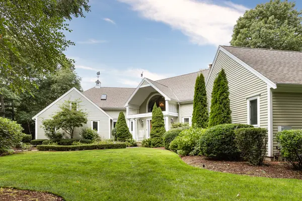 9 Wintergreen Ln, Sandwich, MA 02563