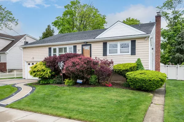 8 Noon Place, Freeport, NY 11520