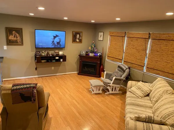 933 Alexandria Dr, Newark, DE 19711
