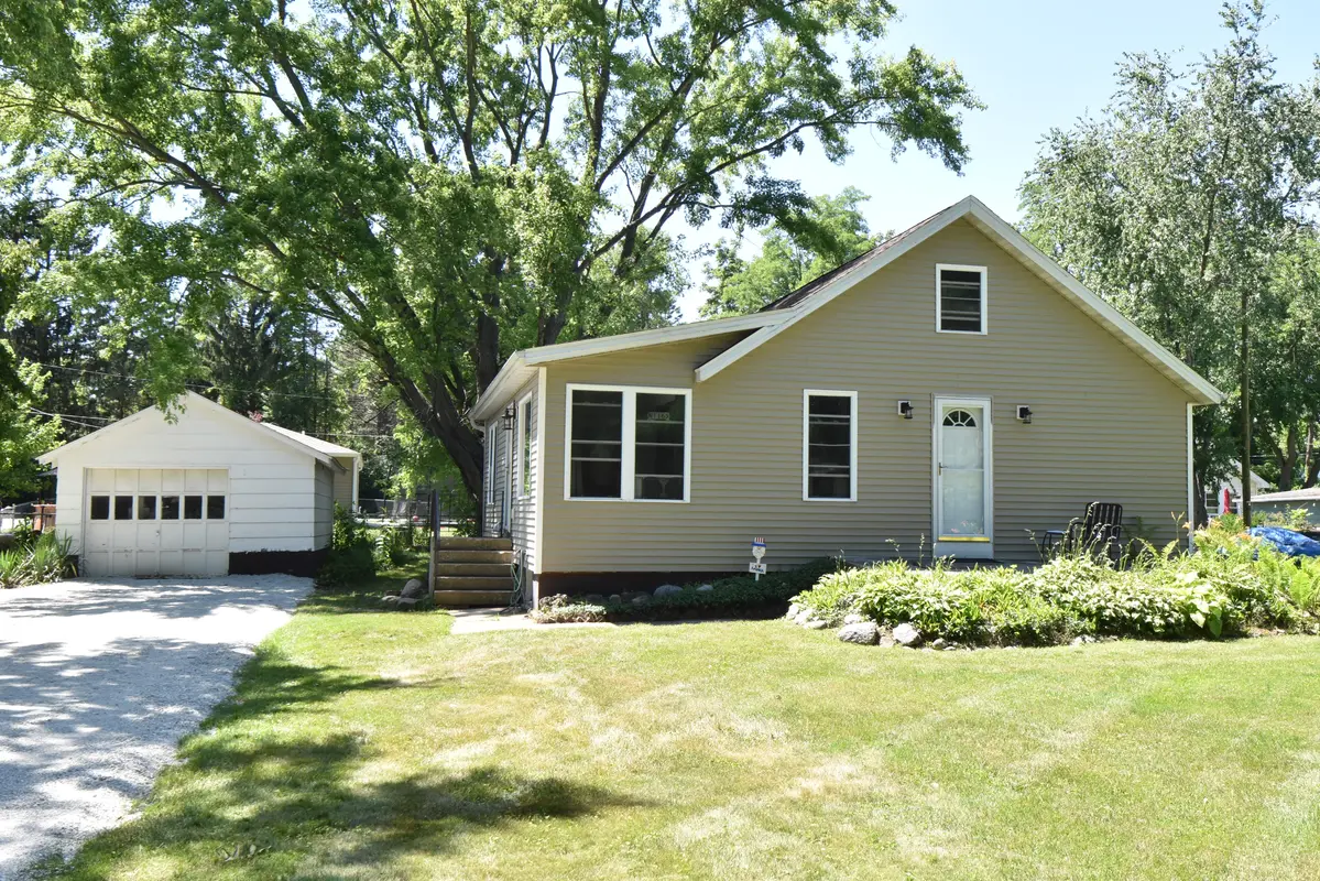 N1165 Mulberry Dr, Genoa City, WI 53128