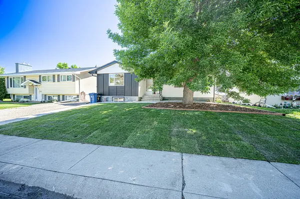 548 Hunts Cres NW, Calgary, AB T2K 4H9