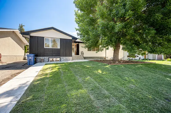 548 Hunts Cres NW, Calgary, AB T2K 4H9