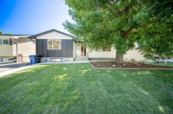 548 Hunts Cres NW, Calgary, AB T2K 4H9