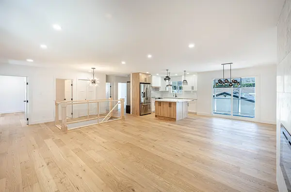 548 Hunts Cres NW, Calgary, AB T2K 4H9