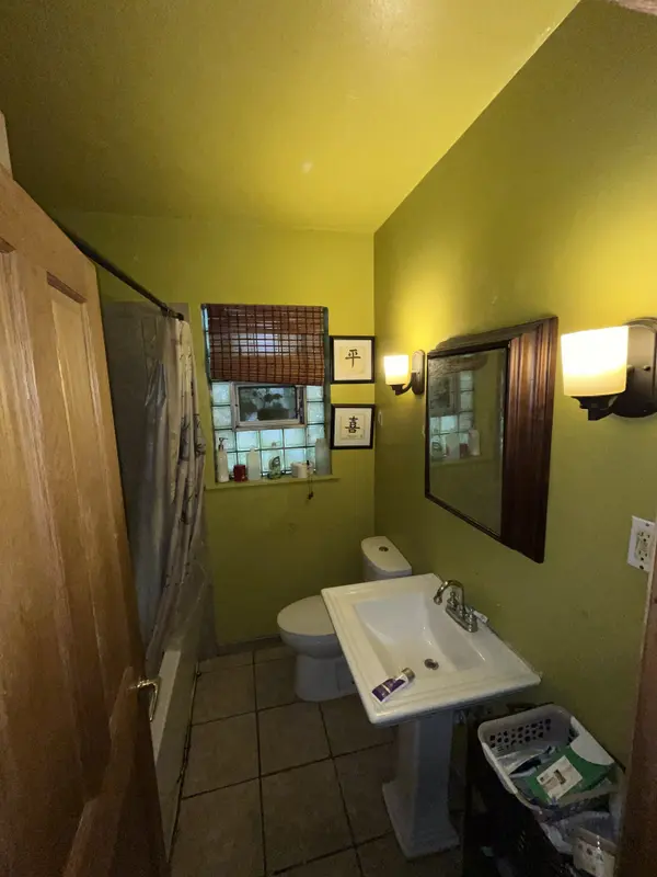 8136 S Chappel Ave, Chicago, IL 60617