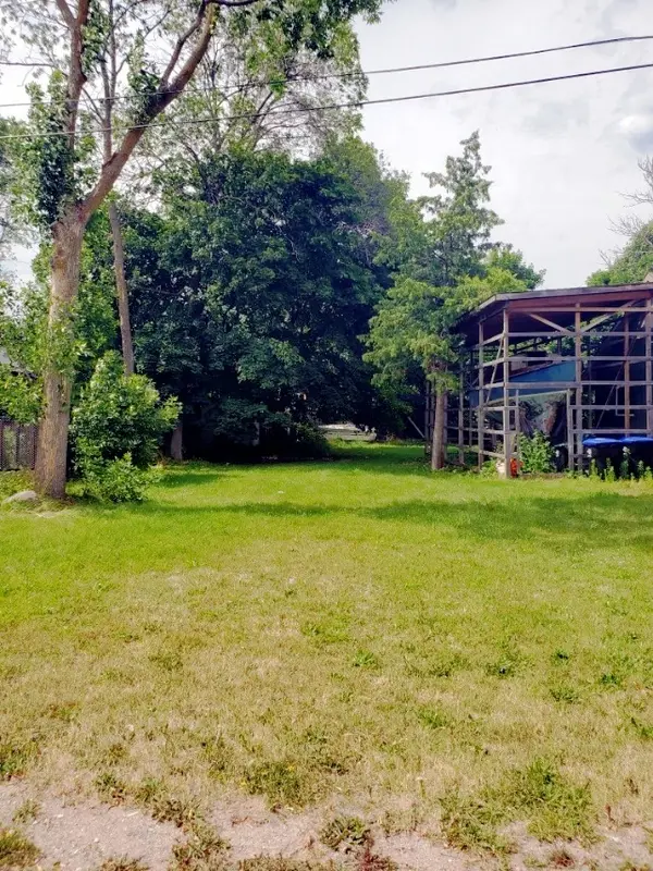 12 Bayview Ave, Wasaga Beach, ON L9Z 2Y6