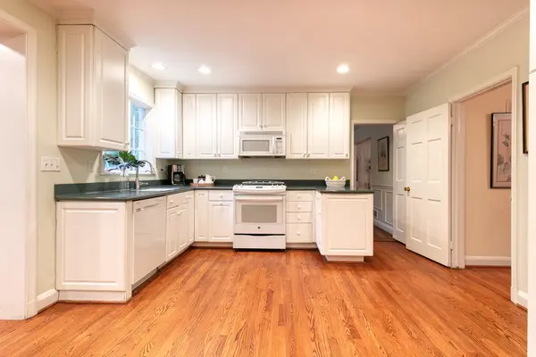 808 W Lake Ave, Baltimore, MD 21210