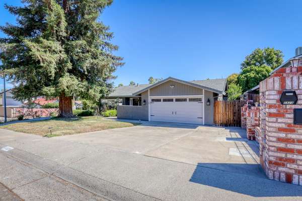 5924 Shadow Oak Dr, Citrus Heights, CA 95621