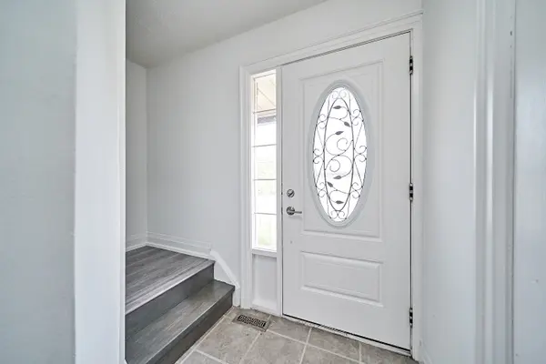 882 West Shore Blvd, Pickering, ON L1W 2V7