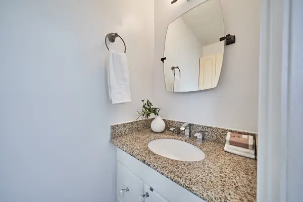 882 West Shore Blvd, Pickering, ON L1W 2V7