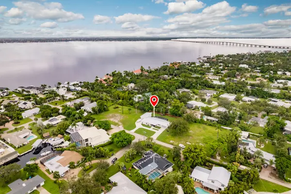 1013 Aqua Ln, Fort Myers, FL 33919