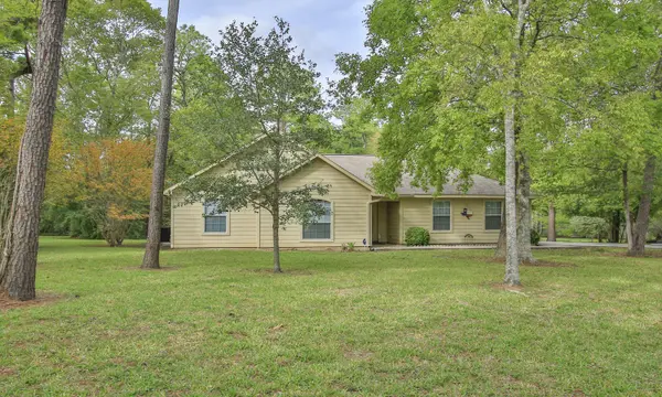 5495 Woodland Lakes Dr, Willis, TX 77378