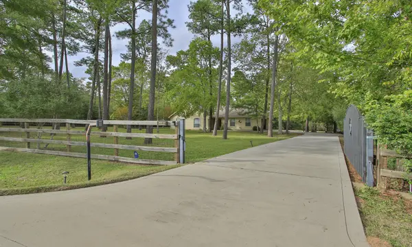 5495 Woodland Lakes Dr, Willis, TX 77378