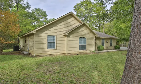 5495 Woodland Lakes Dr, Willis, TX 77378